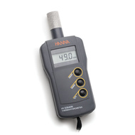 Kompaktní přístroj pro měření RH a teploty s vestavěným senzorem a snímatelnou krytkou. 